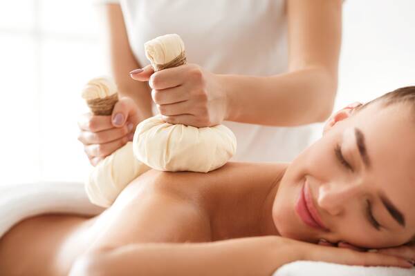 Kräuterstempel-Massage & Spa